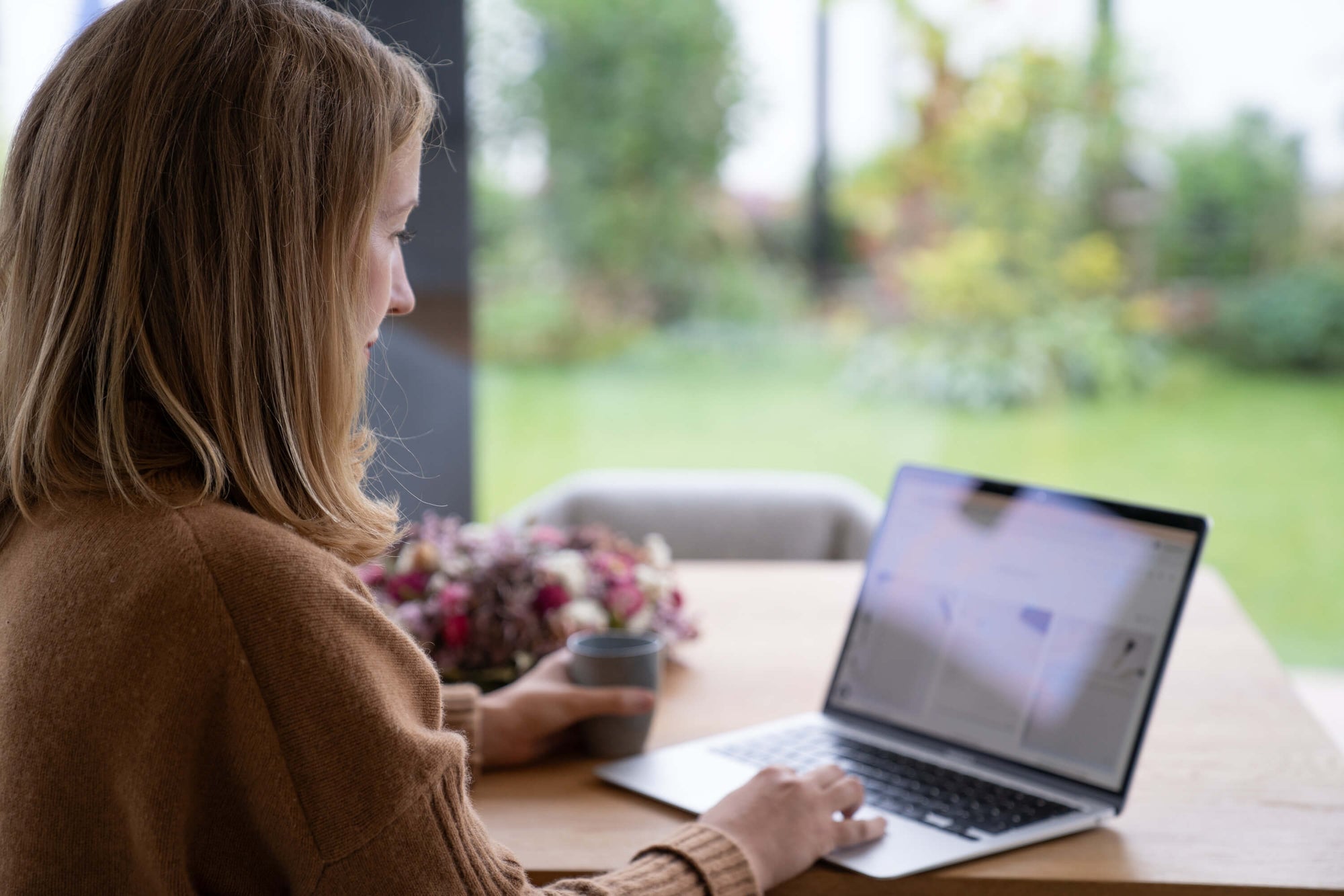 prettyORGANIZED Gründerin am Laptop mit Kaffee