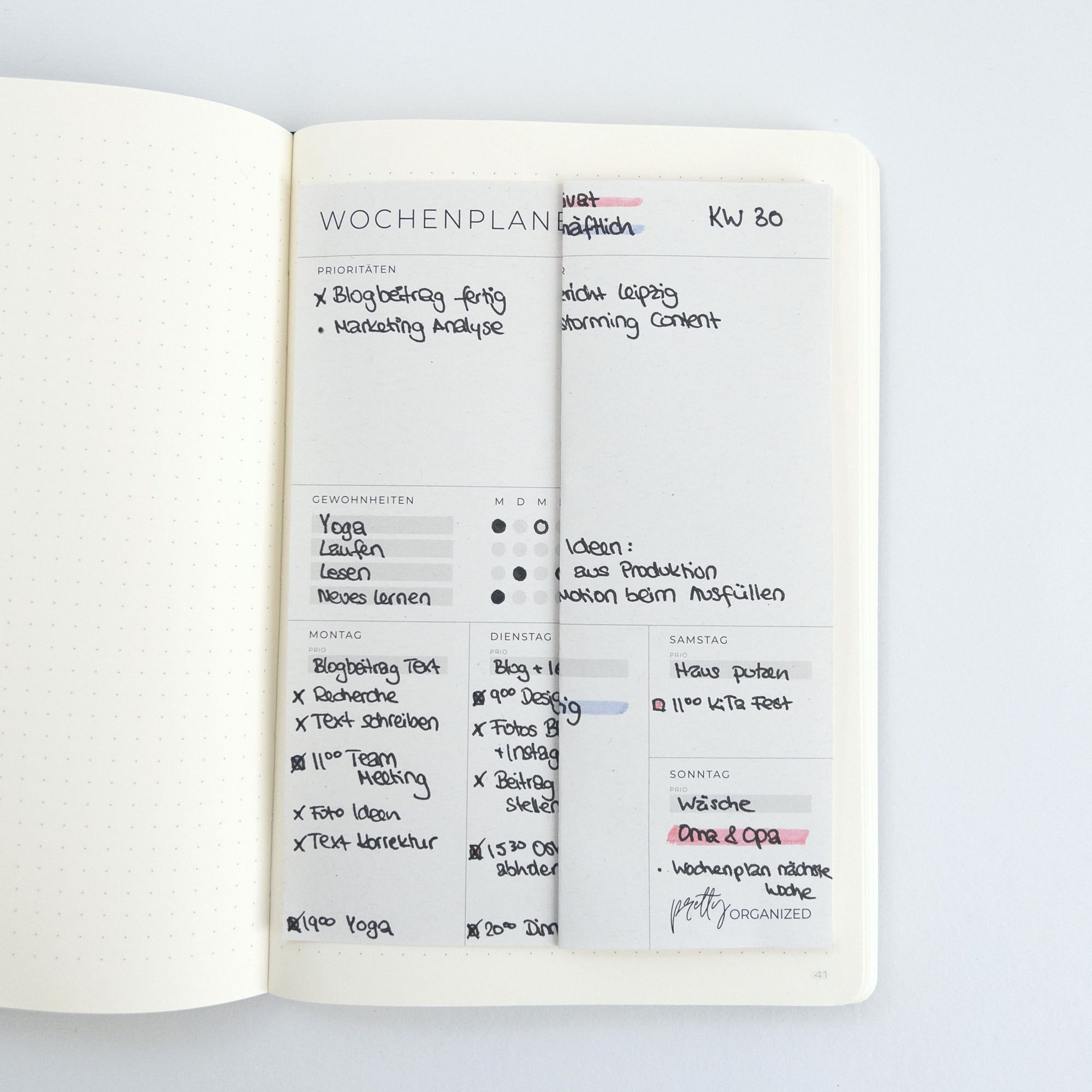 Der prettyORGANIZED Wochenplaner passt gefaltet in ein A5 Notizbuch oder ungefaltet in ein A4 Notizbuch - ohne Ränder die herausschauen