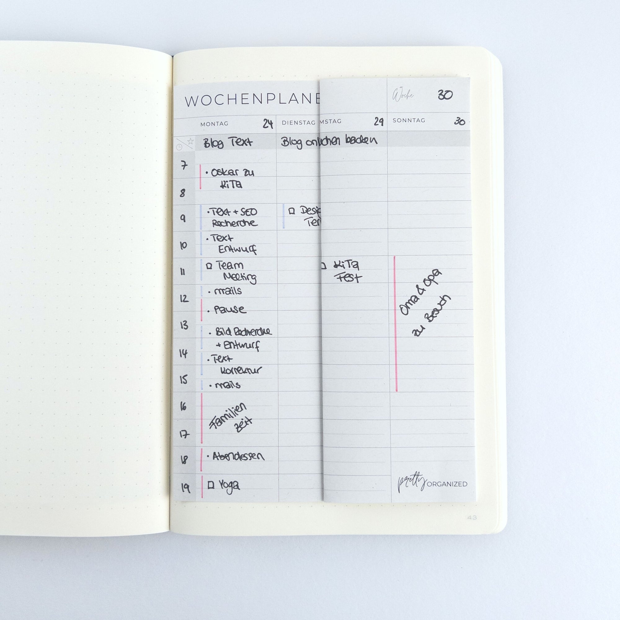 Der prettyORGANIZED Wochenplaner passt gefaltet in ein A5 Notizbuch oder ungefaltet in ein A4 Notizbuch - ohne Ränder die herausschauen