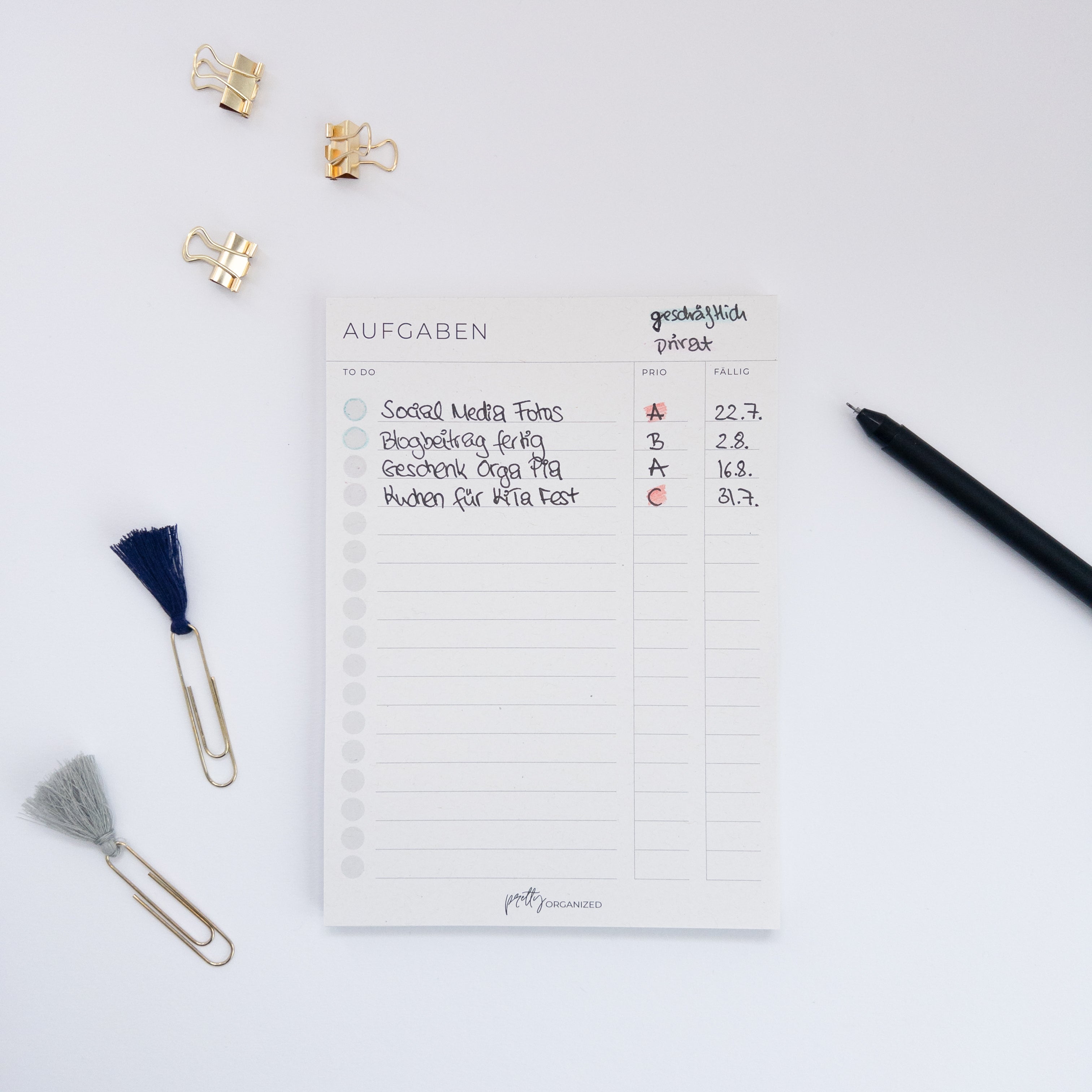 prettyORGANIZED Aufgabenliste ausgefüllt mit Büroklammern und Stift