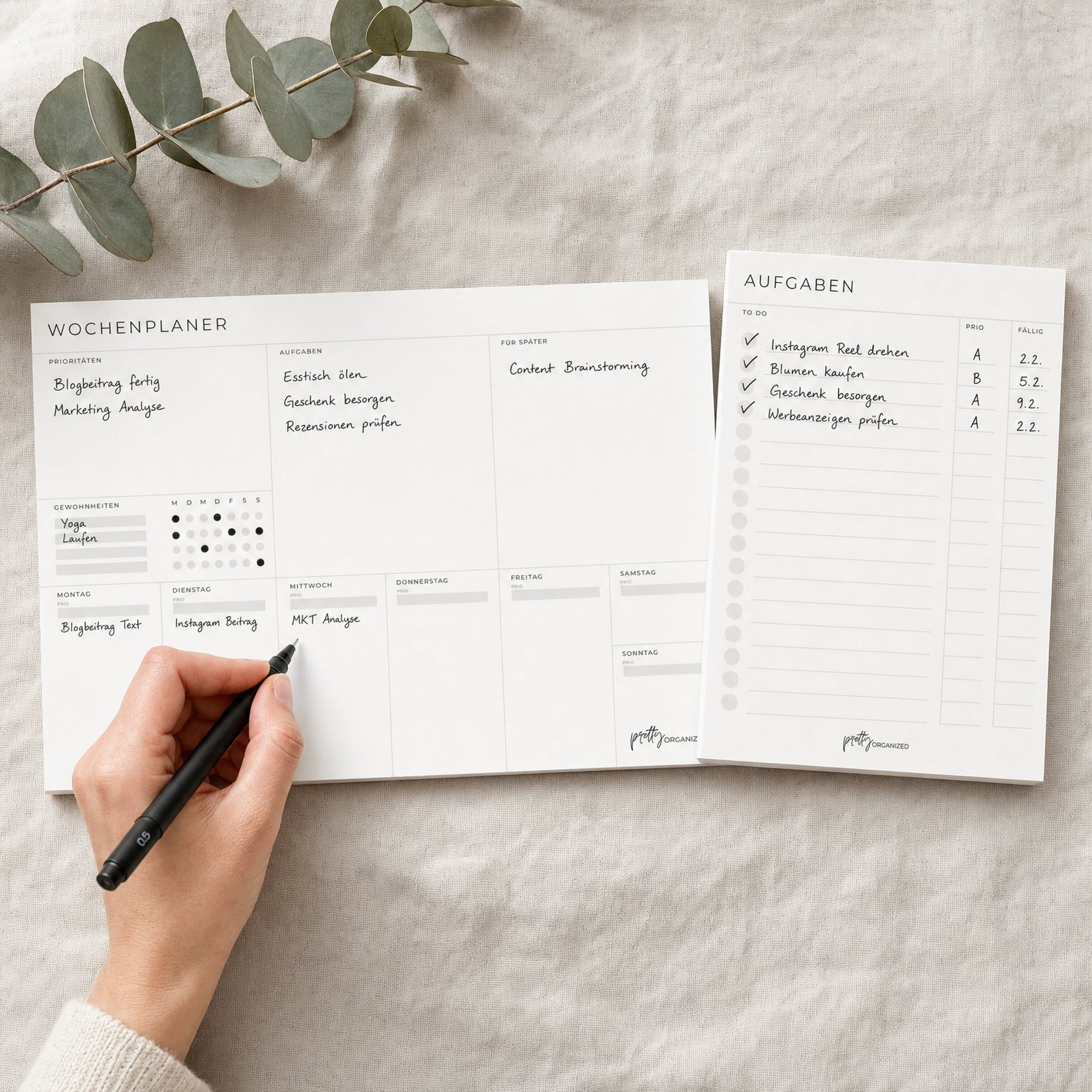 Wochenplaner und To-Do Listen Block in Benutzung, handschriftlich ausgefuellt mit Aufgaben und Prioritaeten